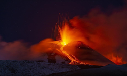 Etna Yanardağı yeniden harekete geçti, İtalya'da alarm