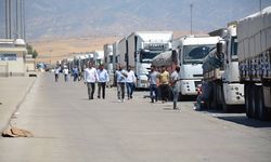 Sıcaklar Habur Sınır Kapısı'ndan yük taşıyan tır şoförlerini olumsuz etkiliyor