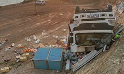 Balıkesir'de market kamyonu şarampole devrildi