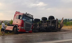 Bursa’da YHT şantiyesine kum taşıyan TIR devrildi