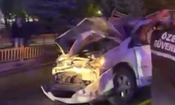 Erzurum’da cip bariyerlere çarptı: 4 yaralı