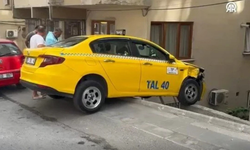 İstanbul'da freni patlayan taksi duvara asılı kaldı