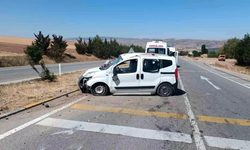 Kırıkkale’de hafif ticari araç takla attı: Aynı aileden 5 yaralı