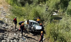 Sivas’ta köprüden dere yatağına uçan otomobilde 2 kişi hayatını kaybetti