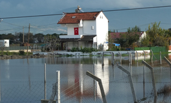 Sağanak yağış cadde ve evleri göle çevirdi