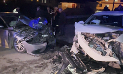 2 otomobil çarpıştı, 7 yaralı