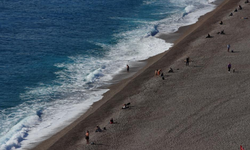 Fırtınadan sonra Antalya sahilleri ikiye katlandı