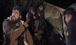 Hatay’da polis takibinde devrilen araçta 9 kaçak göçmen yakalandı