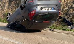 Kontrolden çıkan otomobil, kayalara çarpıp ters döndü: 2 yaralı