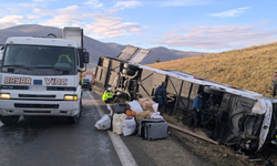 Afyonkarahisar'da yolcu otobüsü devrildi: 2 ölü, 21 yaralı