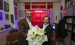 Özel, Agos önünde Hrant Dink’in ailesiyle buluştu