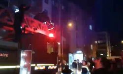 Yanan evin balkonunda mahsur kalan çocuk kurtarıldı