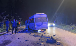 Minibüs ve otomobil çarpıştı, 3 kişi yaralandı