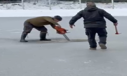 Donmuş gölette motorlu  testereyle buz kestiler