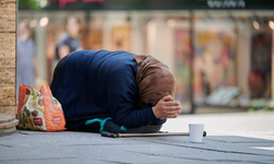 Sakarya’da dilencilik yapan kadının üzerinden 355 bin lira değerinde para ve altın çıktı