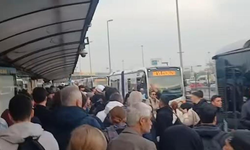 İstanbul'da metrobüs durağında baygınlık geçiren çocuk kazada yaralandı