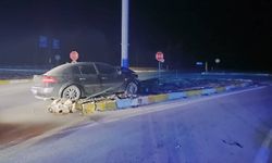 Konya’da kontrolden çıkan otomobil refüje çıktı: 3 yaralı