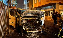 Üsküdar’da park halindeki araç bir anda alev aldı