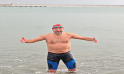 Kar yağışı altında denize girdi