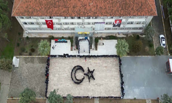 Öğrenciler okul bahçesinde Türk bayrağı figürü oluşturdu