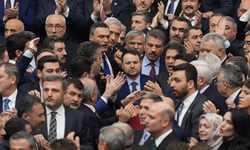 Meclis’te yemin töreninde arbede: Yeni bakanların yemini sırasında kavga çıktı