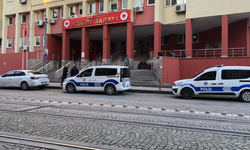 Mahkemede istismarla suçladığı kişiyi adliye çıkışında bıçakladı