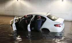 Adana’da sağanak paniği: Otomobilde mahsur kalan aile kurtarıldı