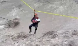 Sakarya’da selden kurtarılan bebeğe jandarmadan şefkat eli