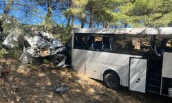 Aydın’da tur otobüsü ile minibüs çarpıştı: 2 kardeş hayatını kaybetti, 9 kişi yaralandı