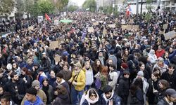 Fransa’da protesto dalgası büyüyor: 70 bin polis görevlendirildi
