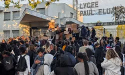 Fransa'da öğrenci protestoları yayılıyor: 400 okulda eğitime ara verildi