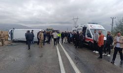 Hakkari’de öğrenci servisi devrildi: 14 yaralı