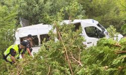 Mersin'de sağanak kazaya neden oldu: Minibüs uçuruma devrildi