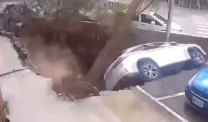 Tayvan’da yol çöktü! Park halindeki araç 5 metre derine gömüldü