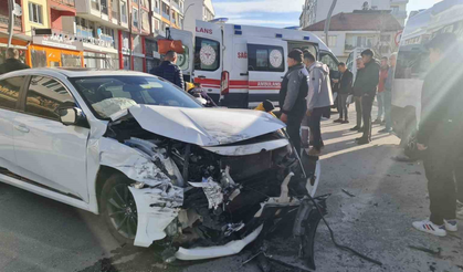 Okul servisi ile otomobil çarpıştı: 6 yaralı!