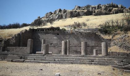 Assos'ta 3 bin 500 yıllık sütunlar gün yüzüne çıkarılıyor