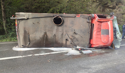 İtfaiye aracı devrildi , 2 personel yaralandı