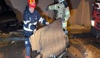 İstanbul’da fırtına etkili oldu: Çatılar uçtu