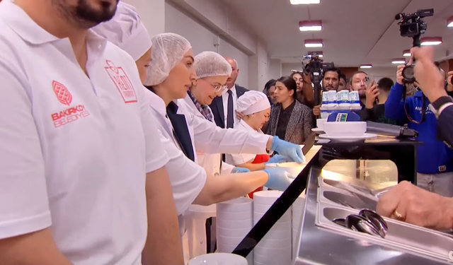 Dilek İmamoğlu yemek dağıttı