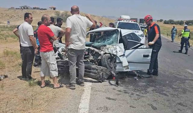 Aksaray’da otomobil ile kamyonet çarpıştı