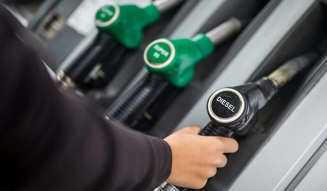 Akaryakıt fiyatları yeniden güncellendi: Benzin ve motorinde son rakamlar