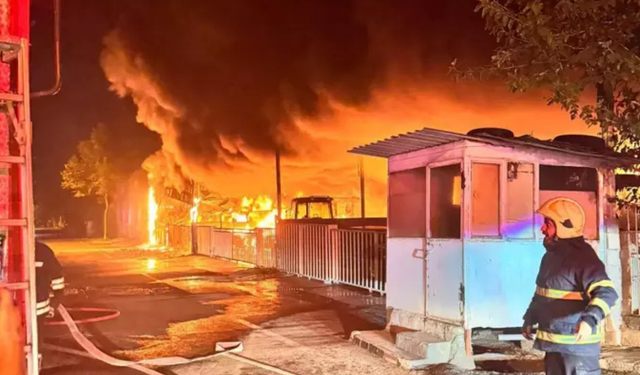 Diyarbakır’da yangın: 3 dükkan ve 22 traktör yandı