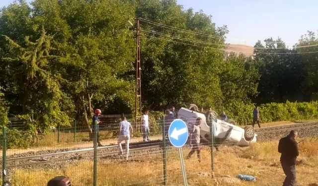 Elazığ’da otomobil takla atarak tren raylarına çıktı: 1 yaralı