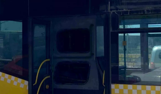 Kadıköy’de seyir halindeki İETT otobüsünde yangın paniği