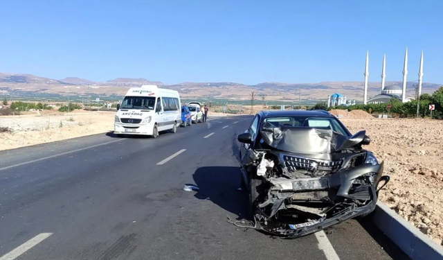 Malatya’da minibüs ile otomobil çarpıştı: 9 yaralı