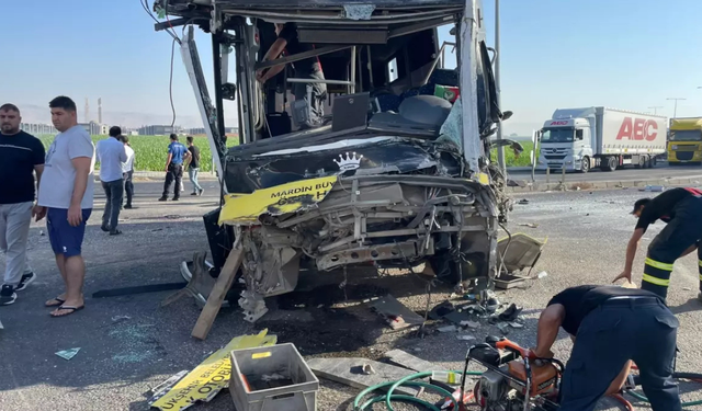 Mardin’de halk otobüsü ile TIR çarpıştı: 1 ölü, 9 yaralı