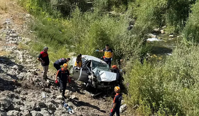 Sivas’ta köprüden dere yatağına uçan otomobilde 2 kişi hayatını kaybetti