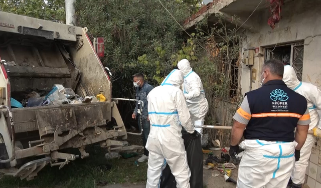 Bursa’da yalnız yaşayan adamın evi çöplüğe döndü