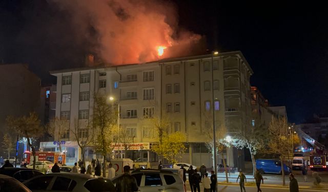 Nevşehir’de 4 katlı binanın çatısında yangın