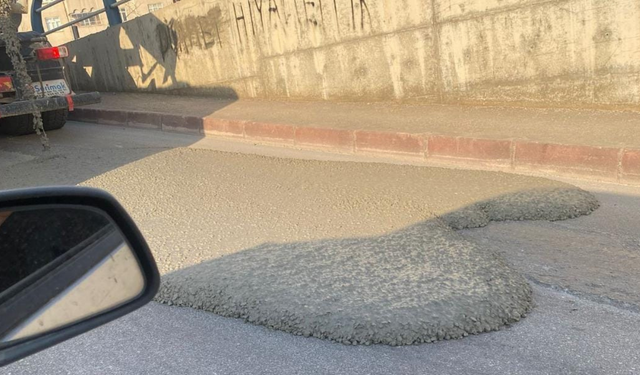 Mikserden sızan beton asfalta yayıldı